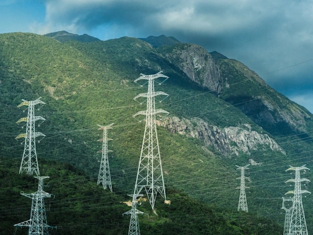 High Voltage Transmission Lines for Renewable Energy